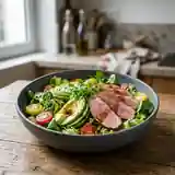 Salade gourmande d'avocats et magrets de canard fumé