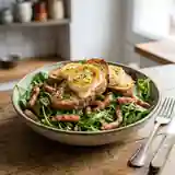 Salade gourmande de chèvre chaud aux lardons croustillants