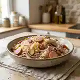 Salade gourmande de choucroute et charcuterie traditionnelle