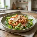 Salade gourmande de légumes croquants aux écrevisses et foie gras