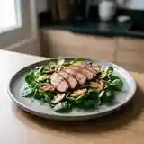 Salade gourmande de mâche aux champignons sautés et magret de canard
