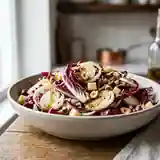Salade gourmande de Trévise et endives au gouda et noisettes