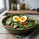 Salade gourmande d'épinards frais aux œufs mollets et lardons croustillants