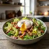 Salade lyonnaise traditionnelle de frisée aux lardons croustillants