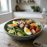 Salade Niçoise Authentique : Œuf, Olives, Thon et Anchois