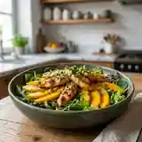 Salade tiède de poulet mariné et mangues fondantes