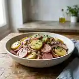 Salade tiède gourmande de pommes de terre au cervelas