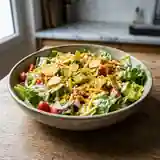 Salade verte croquante aux nachos et sauce crémeuse