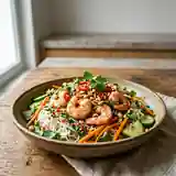 Salade vietnamienne fraîche aux crevettes et herbes aromatiques