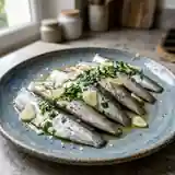 Sardines crues marinées à l'huile d'olive et à l'ail : recette fraîche et savoureuse