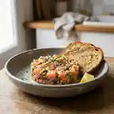 Tartare de saumon frais assaisonné à la française