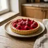 Tarte au fromage blanc onctueuse nappée de coulis de framboises fraîches