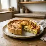 Tarte aux poireaux fondants et lardons croustillants : recette facile et gourmande