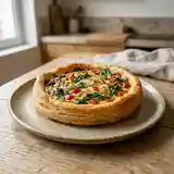 Tarte feuilletée aux légumes verts et rouges savoureuse