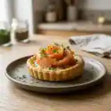 Tarte fine au saumon fumé et beurre maître d'hôtel maison