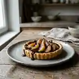 Tarte fondante aux poires caramélisées et sauce chocolat onctueuse