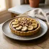 Tarte gourmande au chocolat, bananes et noix