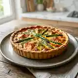 Tarte gourmande au saumon fumé, asperges vertes et bisque de homard