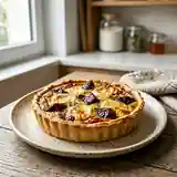 Tarte salée au chèvre fondant et pruneaux caramélisés