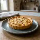 Tarte tiède au chèvre, crème fraîche et jambon savoureux