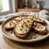 Tartines craquantes pain d'épices, chèvre et miel