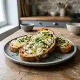 Toast gourmand à la Fourme d'Ambert, miel et basilic frais