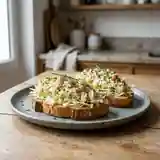 Toast gourmand aux endives croquantes et miettes de crabe frais