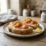 Tartines au saumon fumé et crème acidulée