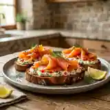Toasts gourmands au saumon fumé et crème fraîche aux poivrons