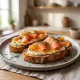 Toasts gourmands au saumon fumé et miel