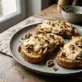 Toasts gourmands aux endives fraîches et fromage fondant