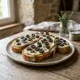Toasts gourmands aux olives et carré frais