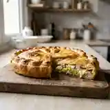 Tourte gourmande aux poireaux, jambon et chèvre fondant