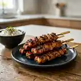Yakitori japonais : brochettes de poulet grillées à la sauce traditionnelle