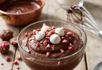 Mousse au chocolat onctueuse avec meringues croquantes et éclats de pralines
