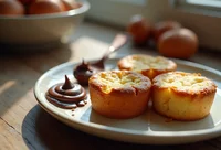 Petits gâteaux moelleux accompagnés d'une mousse au chocolat onctueuse