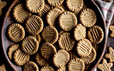 Biscuits Maison Sains et Savoureux pour Chiens - Recette Facile et Naturelle