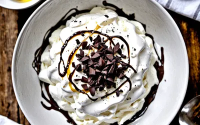 Recette facile de fromage blanc aux copeaux de chocolat noir, dessert sain et rapide