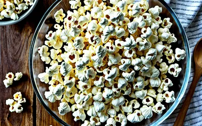 Pop-corn maison au micro-ondes : recette facile et rapide pour un snack délicieux