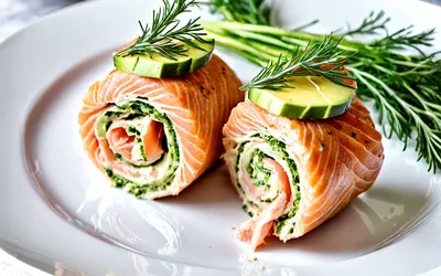 Roulade de saumon fumé à l'avocat : recette fraîche et gourmande